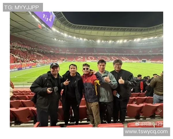 足球球星享受冰淇淋时刻展现人性化一面球场外的温暖与欢乐