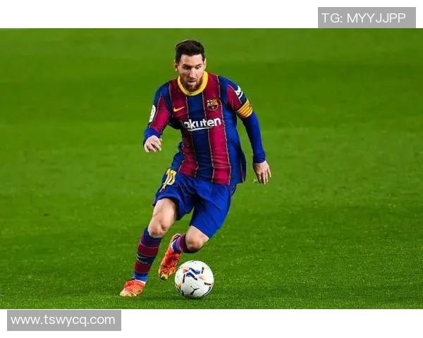 足球球星身材展示强健体魄 力量与速度的完美结合