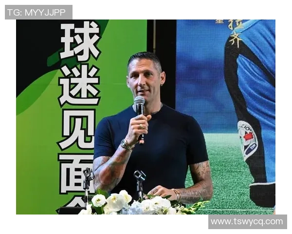 阳光午后球星身着休闲装漫步街头展现从容与时尚风采